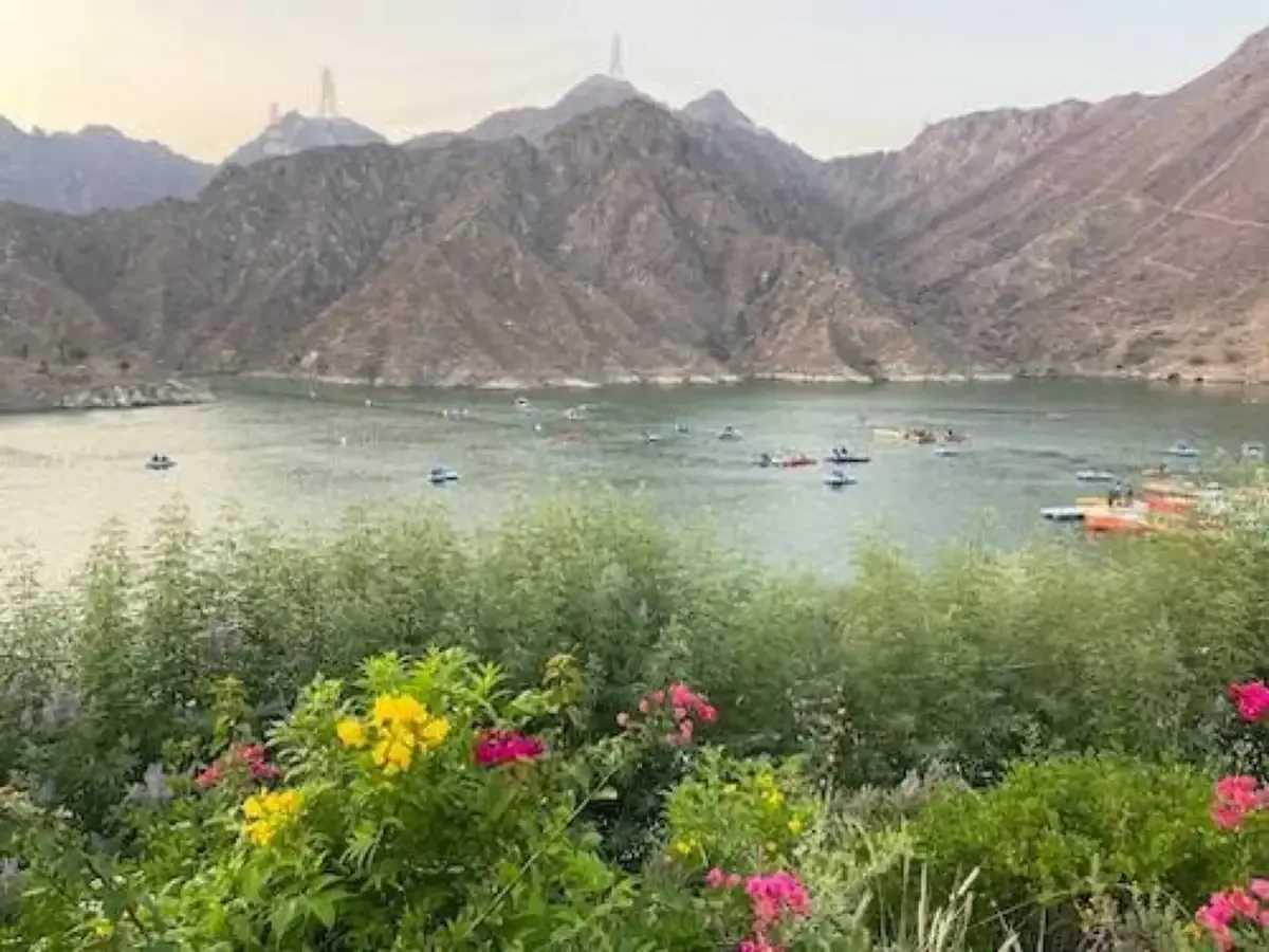 Khor Fakkan Tour from Dubai - Al Rafisah Dam with boats and mountains